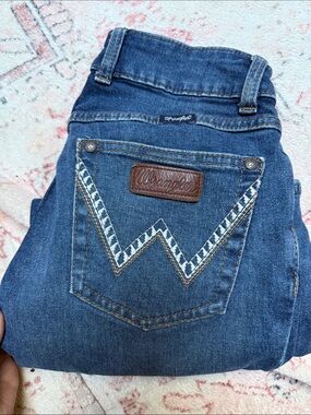 Wrangler Women's Straight Leg Jeans in Dark Blue with Brown Leather Patch